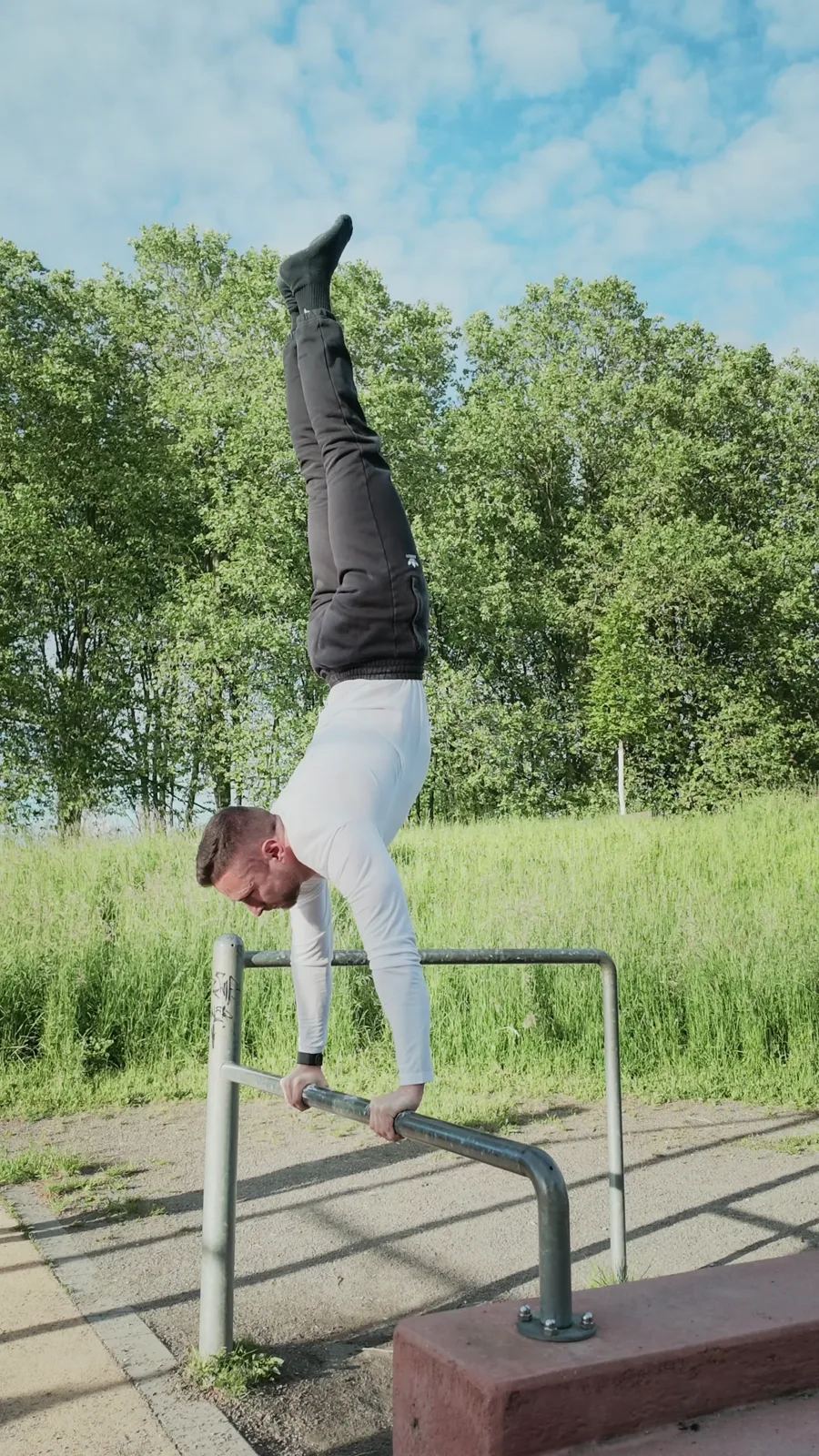 Benedikt Heizmann im Handstand beim Calisthenics-Training
