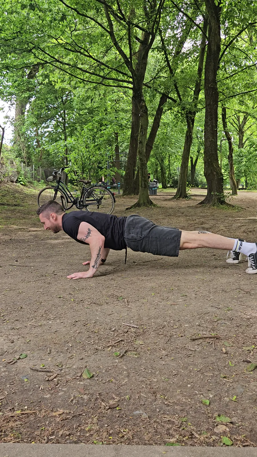 Benedikt Heizmann macht Liegestütze im Park in Freiburg — Calisthenics für Anfänger