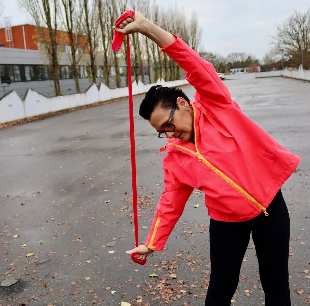 Meike beim Krafttraining mit dem Widerstandsband im Freien