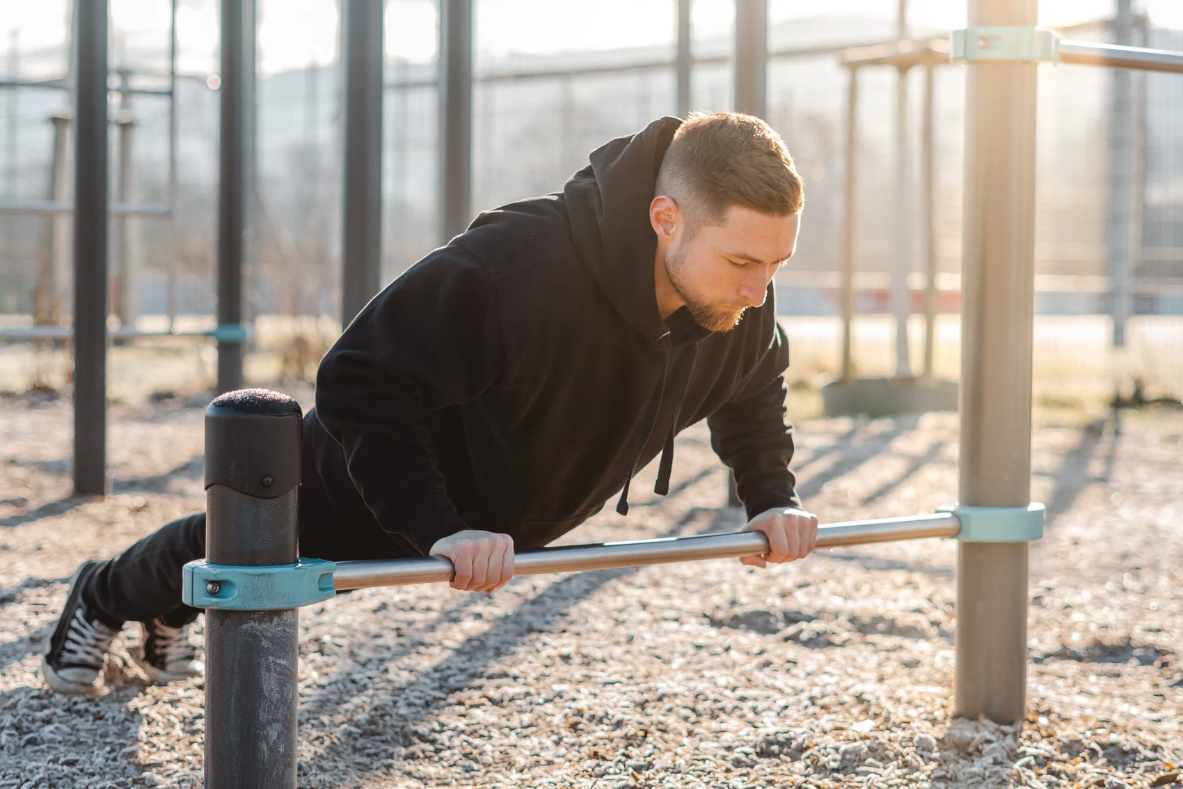 Benedikt Heizmann beim Calisthenics-Training