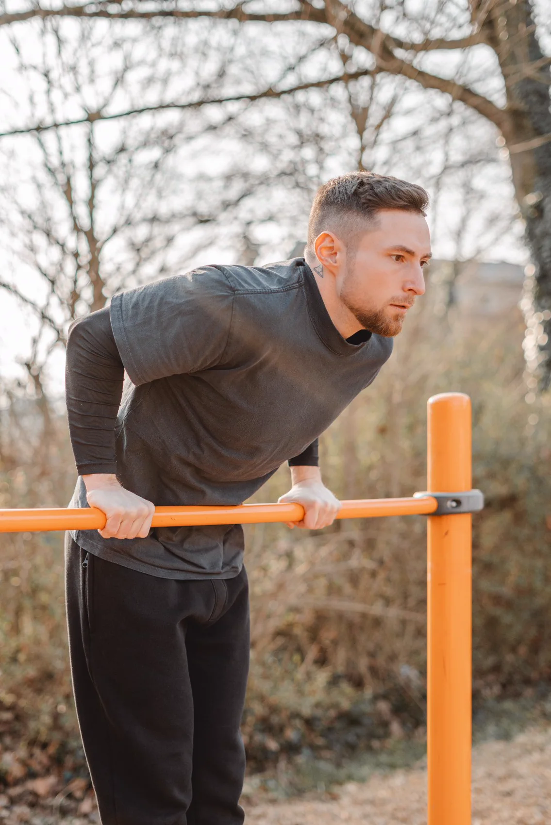Benedikt Heizmann an den Barren beim Calisthenics-Training