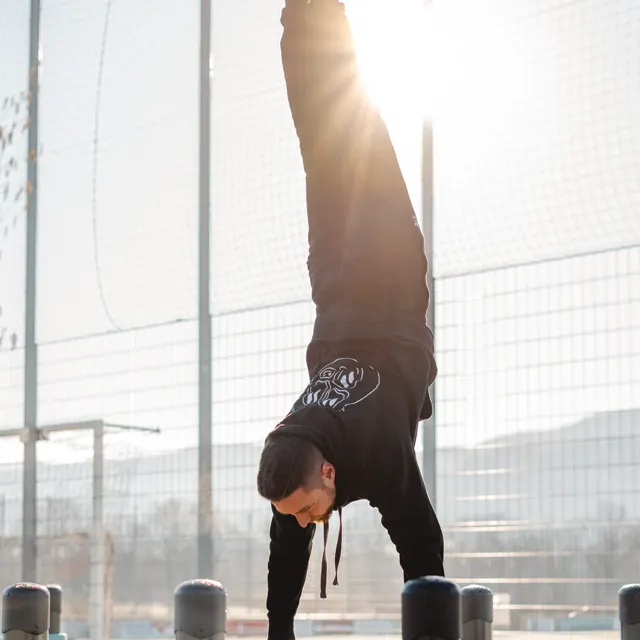 Benedikt im Handstand am Barren