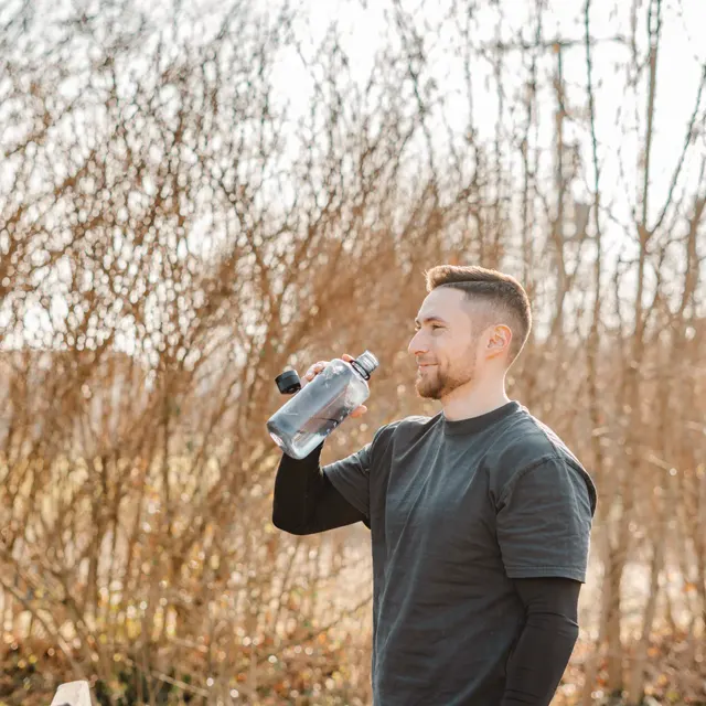 Benedikt trinkt Wasser nach dem Outdoor-Training
