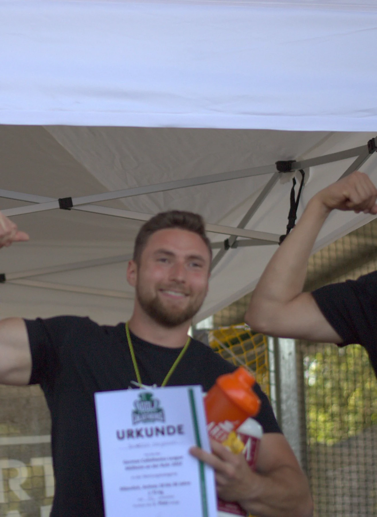 Benedikt Heizmann feiert seinen Sieg bei der German Calisthenics League