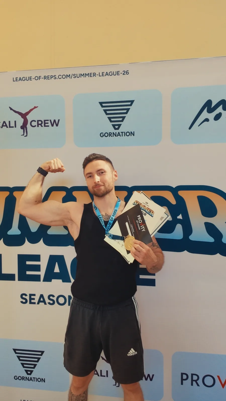 Benedikt Heizmann mit Goldmedaille und Urkunde nach seinem Sieg bei der League of Reps in Berlin
