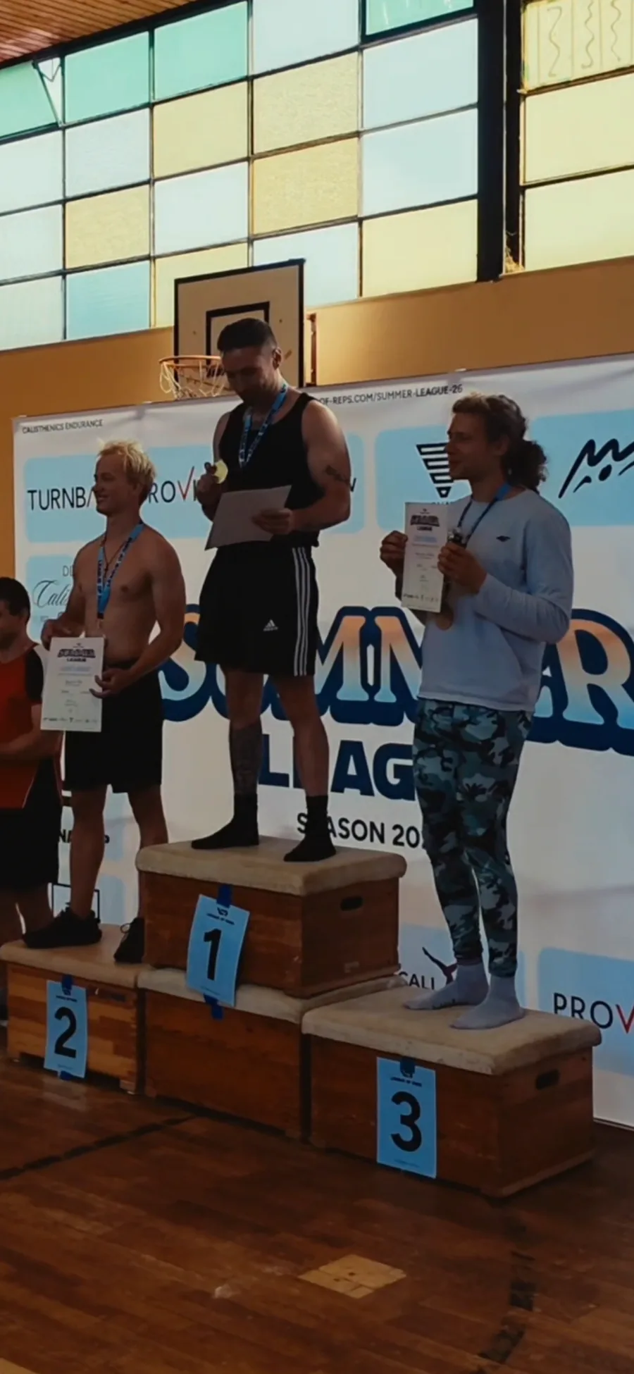 Benedikt Heizmann auf Platz 1 des Siegerpodests bei der League of Reps Summer League 2026 in Berlin